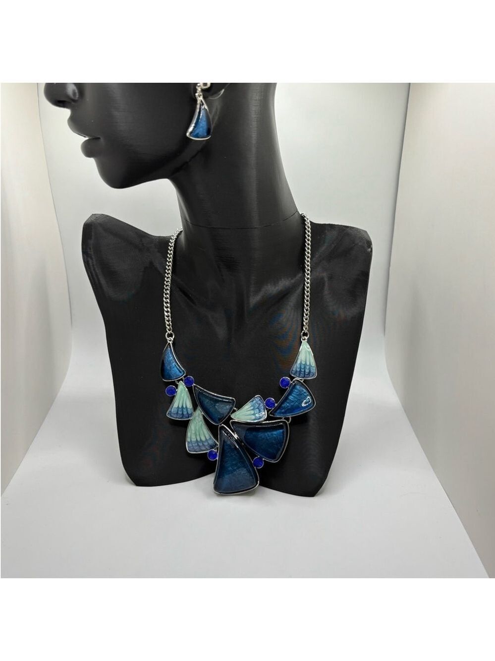 Elegant Blue and Silver Necklace and Earring Set - Picture 4 of 6